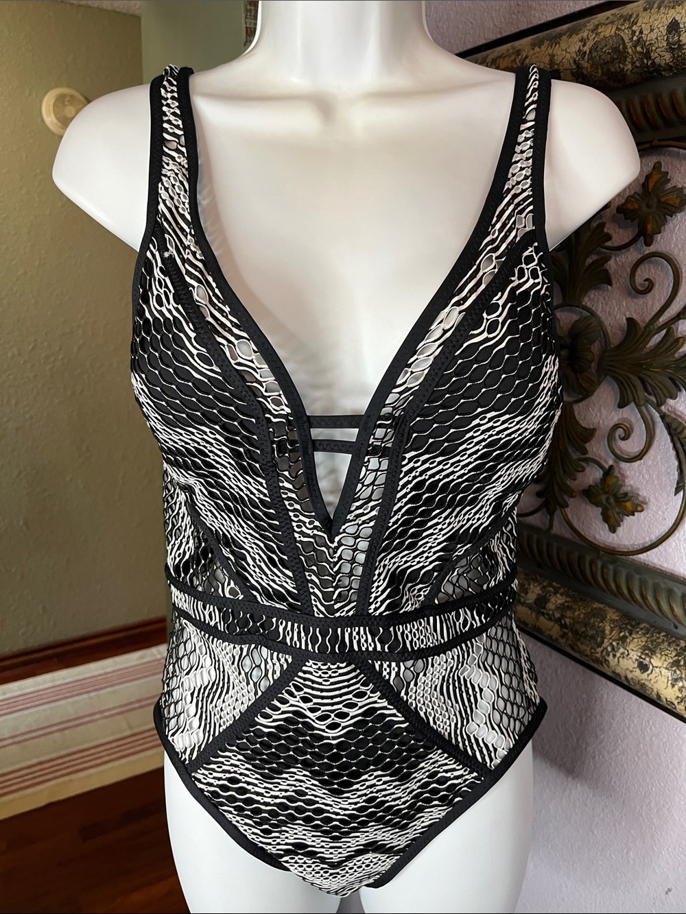 BECCA by Rebecca Virtue “Reveal” plunge 1pc swimsuit . Sz M